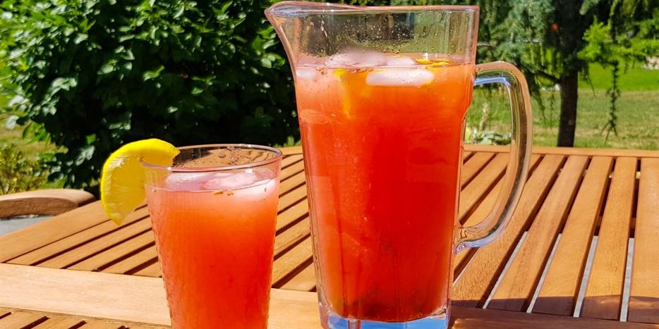 Herrlich fruchtiger Melonen-Himbeer-Cocktail