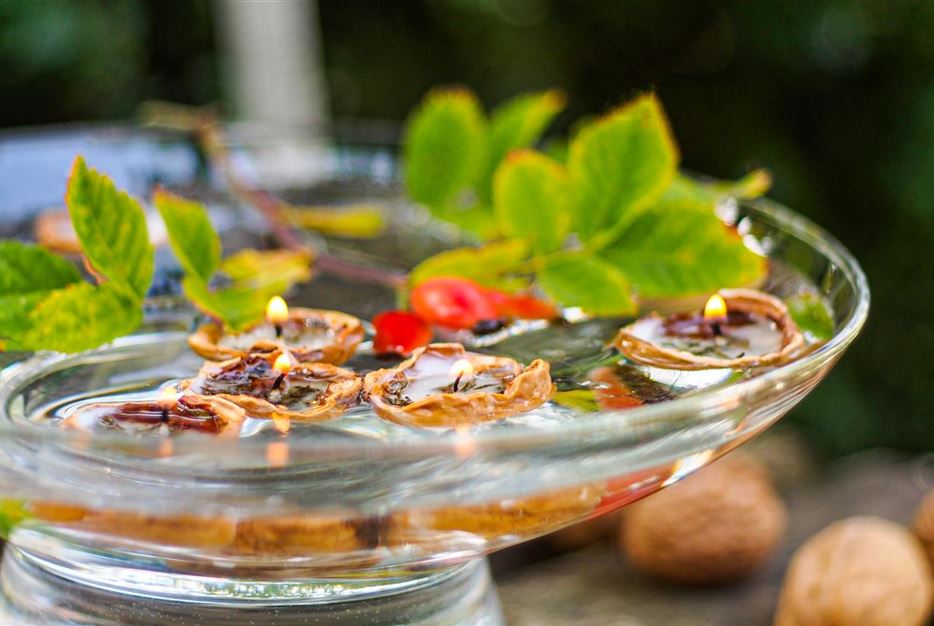 Schwimmende Walnusskerzen mit Lavendel und Thymian