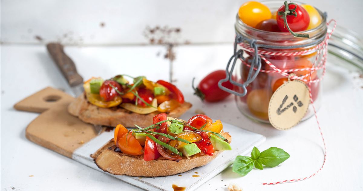 Bruscetta mit Kirschtomaten und Avocado