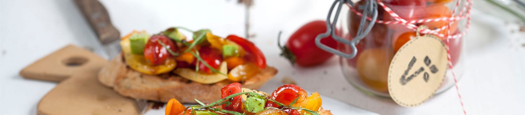 Bruscetta mit Kirschtomaten und Avocado