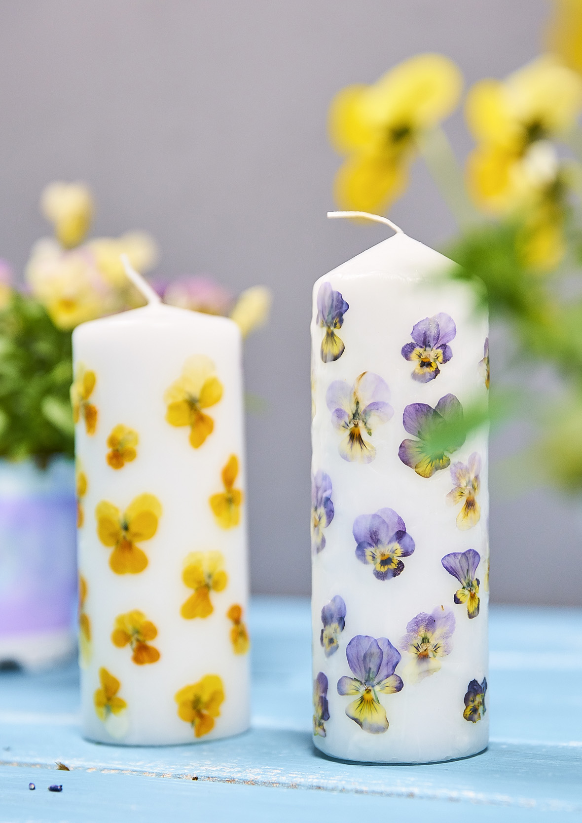 Duftende Kerzen mit Blüten und Kräutern