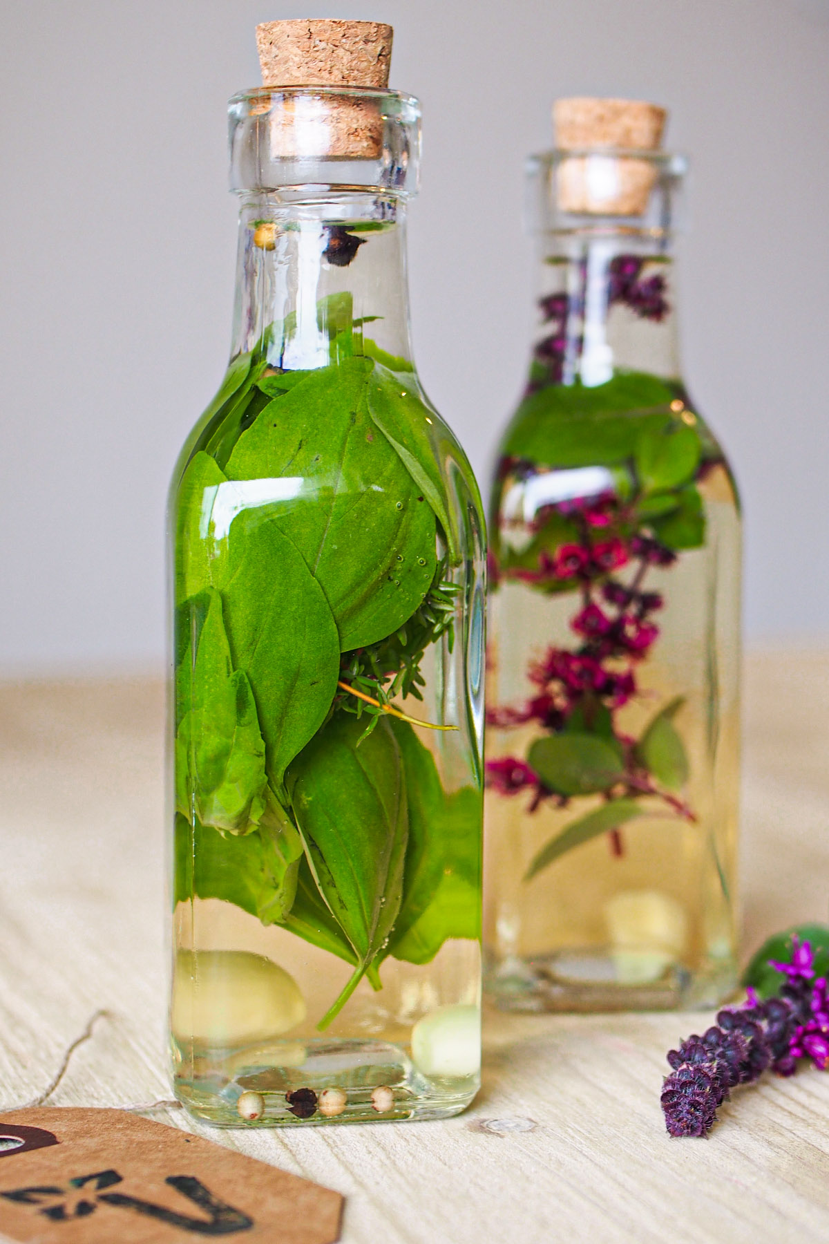 Ein kleiner Salatliebling: Kräuteressig mit Basilikum