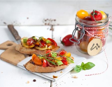 Bruscetta mit Kirschtomaten und Avocado