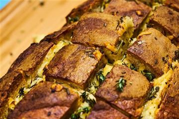 Zupfbrot mit Käse und Kräutern