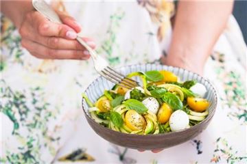 Zucchininudeln mit Cherrytomaten 