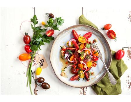 Bunter Tomatensalat mit frischer Petersilie